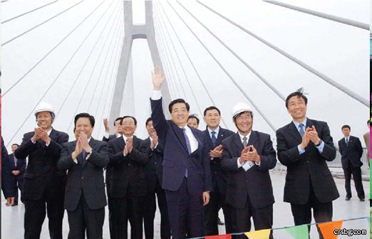 2005年5月1日胡錦濤視察潤揚長江大橋